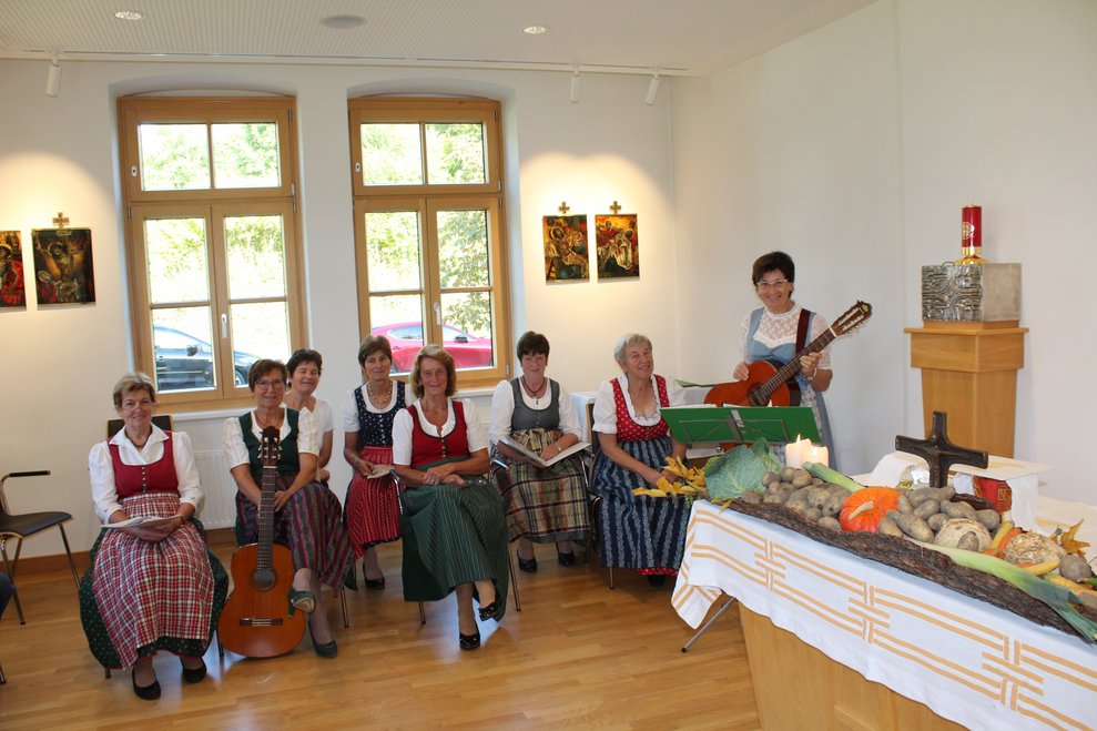 vom "Türnitzer Bäuerinnen Chor" musikalisch untermalt.