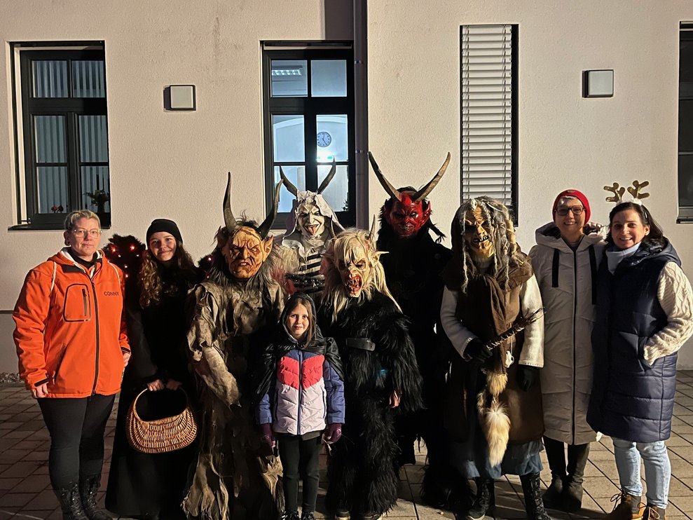 Die Perchten und Organisatorinnen stellen sich zum Gruppenfoto auf