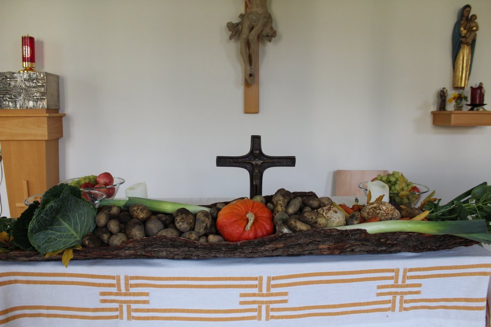 Bei der Erntedankmesse schmückten unsere Erdäpfel sogar den Altar.