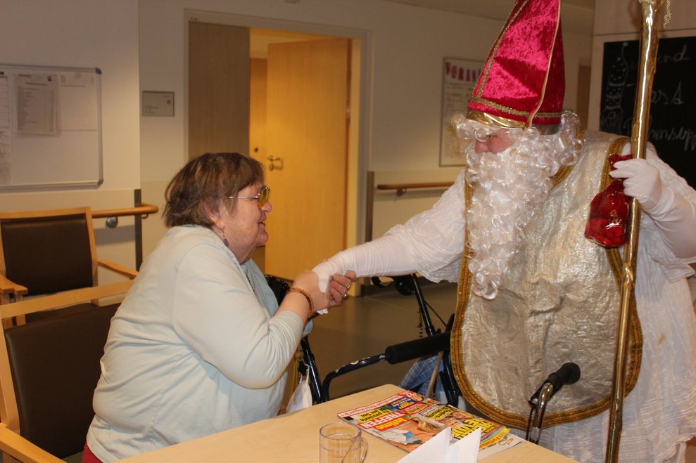 sondern auch Nikoloksackerl verteilen.