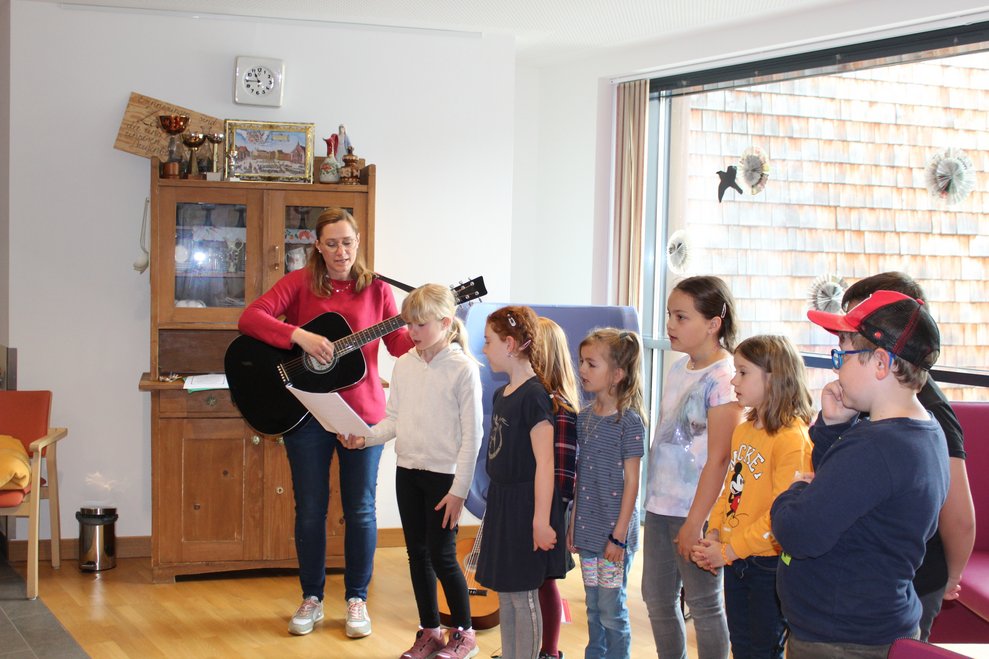 den Tag mit Gedichten und Musik zu verschönern.