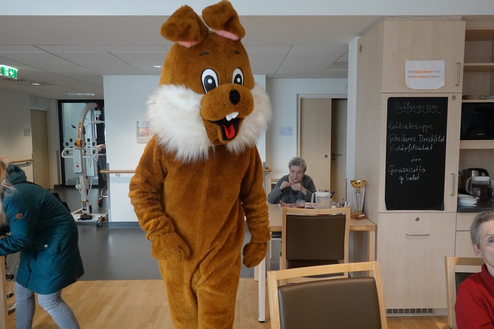 Osterhase besucht die Wohngruppen