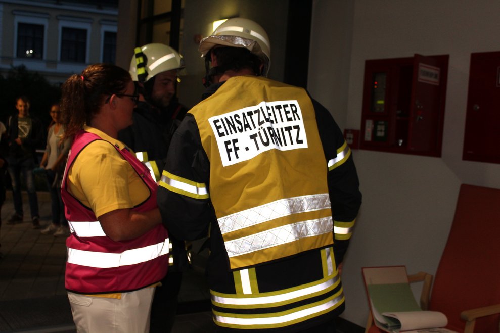 Richtig ausgerüstet wurde mit dem Pflegepersonal das weitere Vorgehen besprochen.