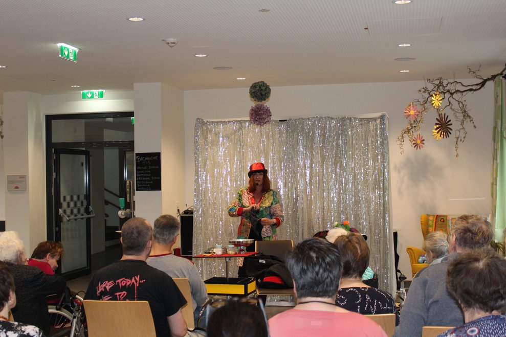 So konnte Zauberin Veronique mit Hund Teddy allen die Zauberkunst näher bringen.