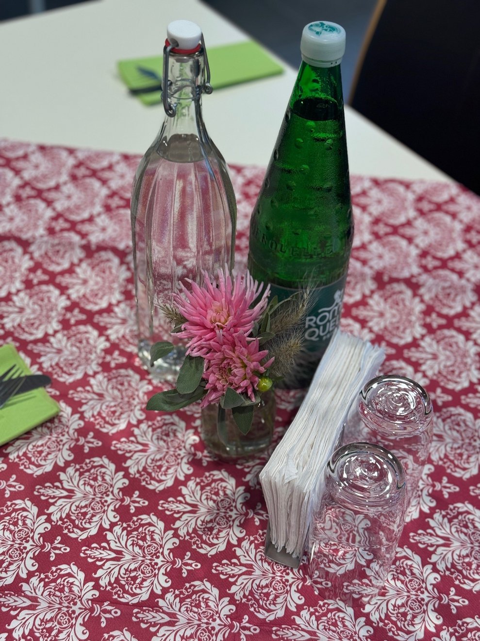 Schön gedeckt lud das Raba Café...