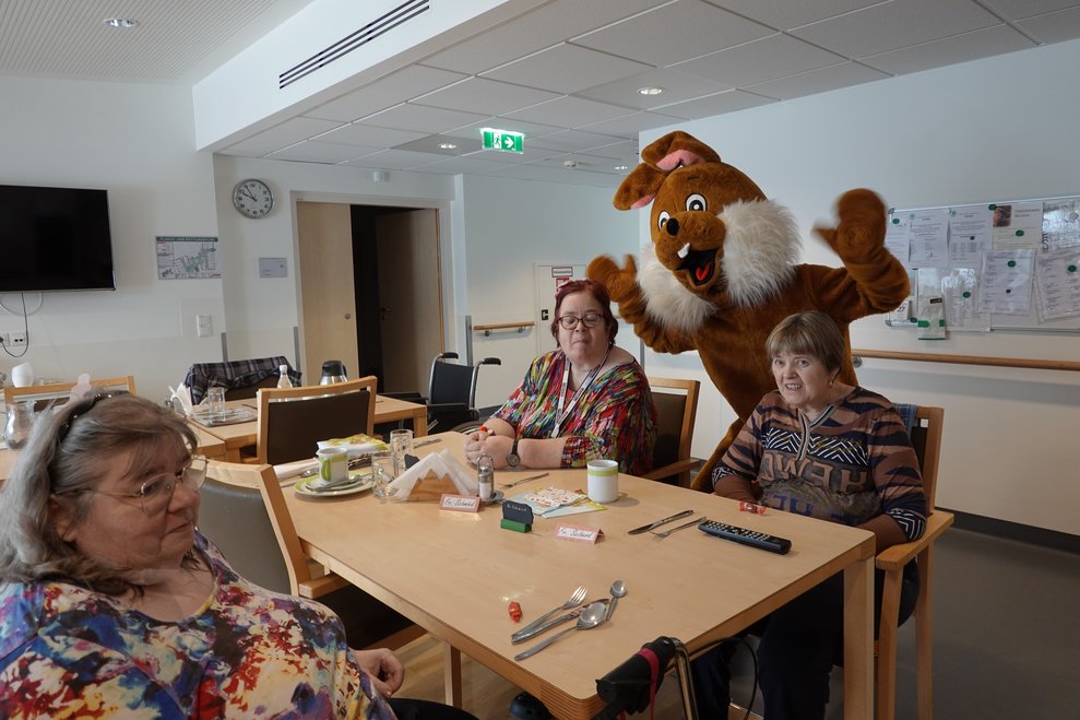 Osterhase posiert mit einigen Bewohnerinnen