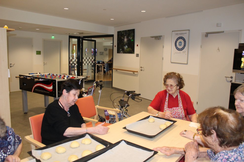 Auch beim Osterpinzen formen hatten alle viel Spaß...