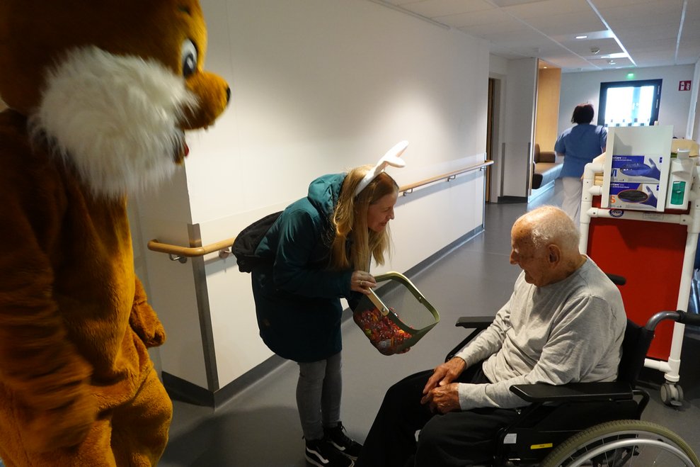 Bewohner sucht sich ein Geschenk vom Osterhasen aus.