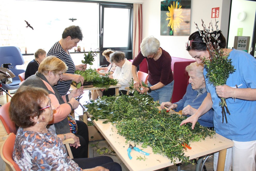 Palmkätzchen, Buchsbaum und viele andere immergrüne Pflanzen zu Palmbuschen.