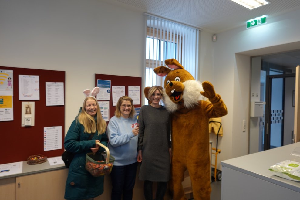 Osterhase mit Büromitarbeiterinnen