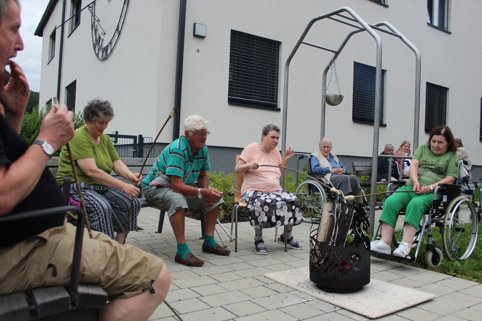 Musikabend im Rosengarten mit Stockbrot