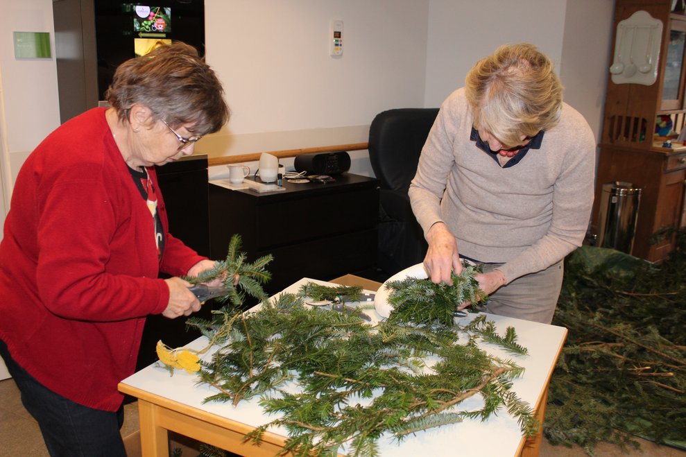 zusammen, um sich für Weihnachten einzustimmen...