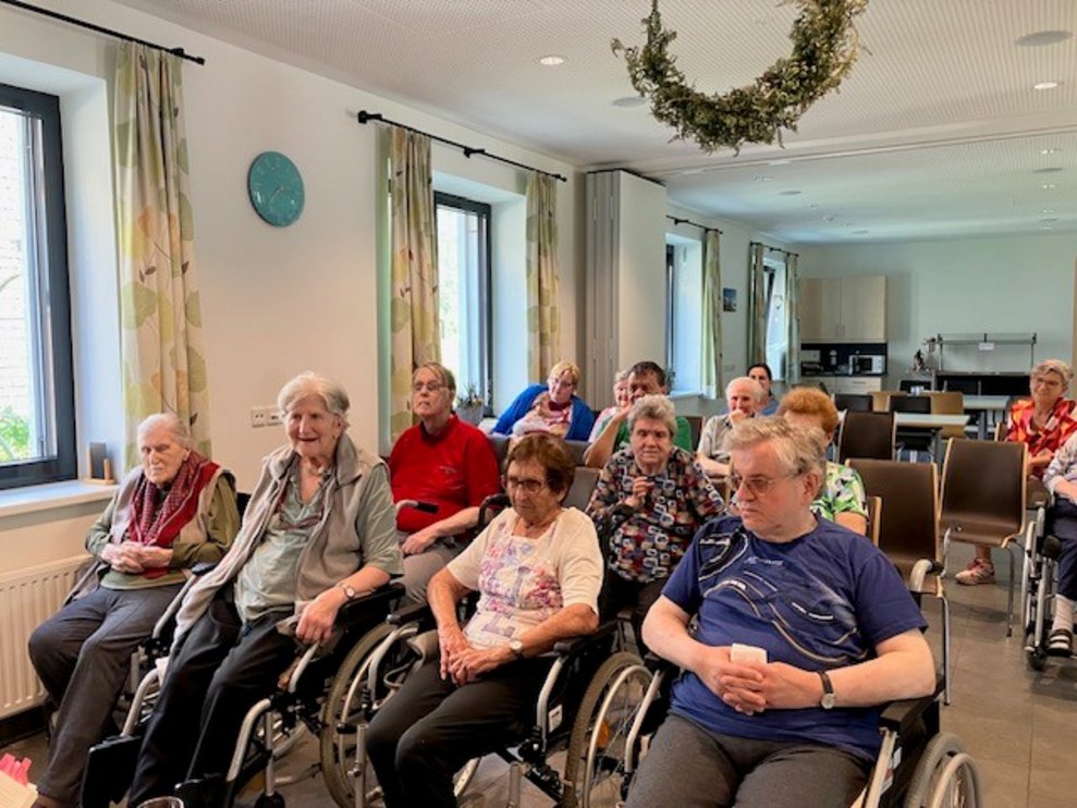 aufmerksam zu lauschen.