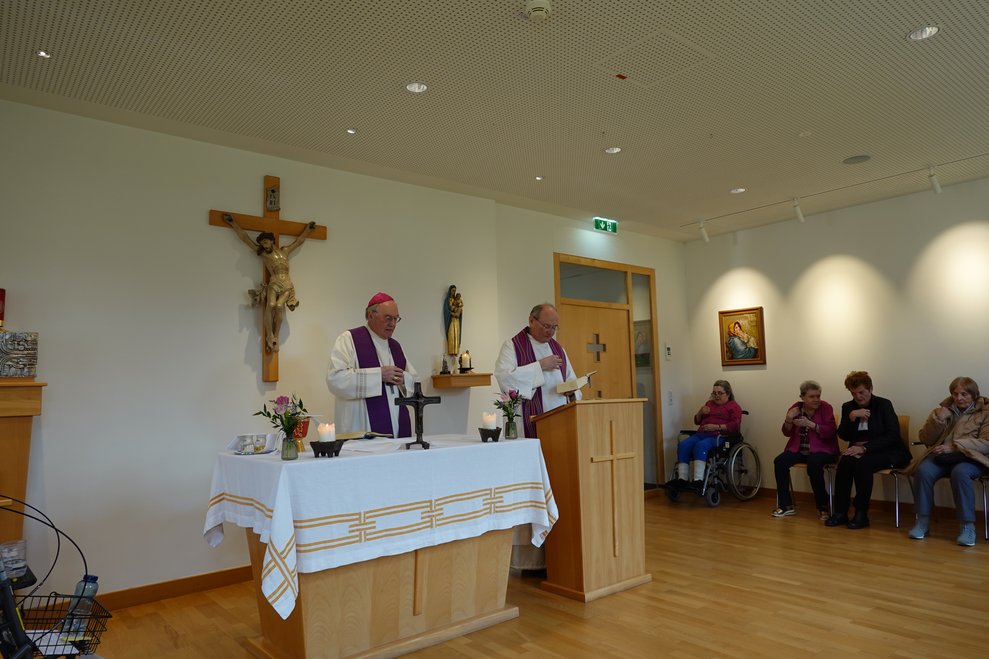Bischof Schwarz und Dechant Pirngruber lesen am Altar aus der Bibel.
