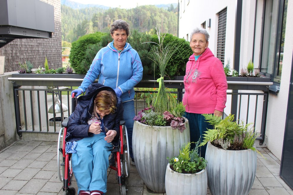 Stolz präsentieren die BewohnerInnen ihre Arbeit...