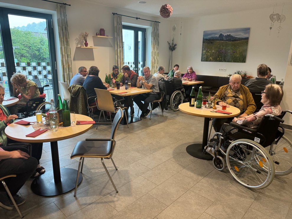 mit Bewohnerinnen und Bewohnern,...