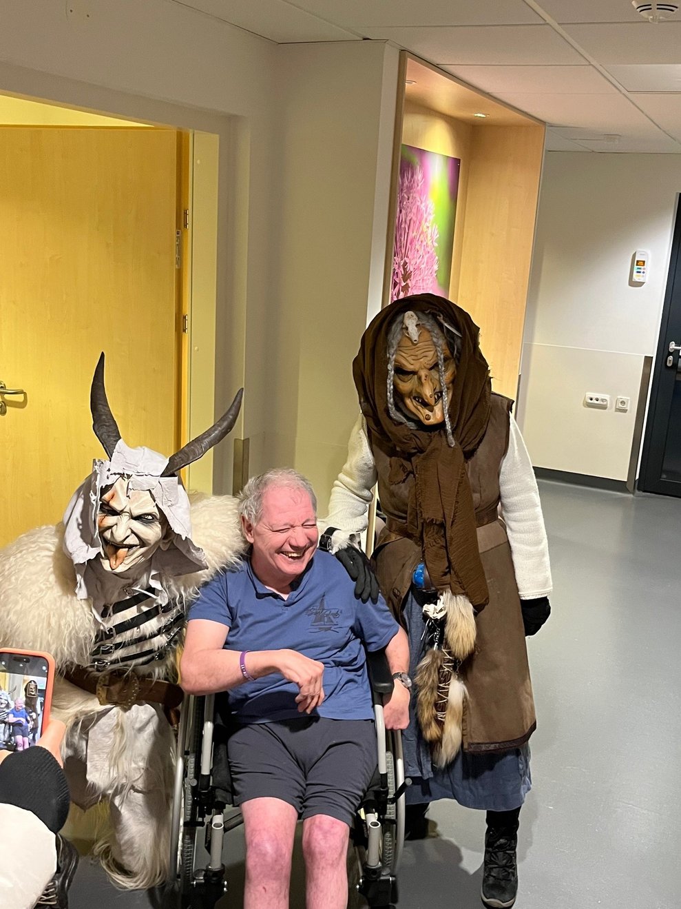 Percht und Hexe posieren mit einem unserer Bewohner