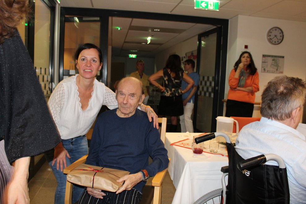 Bewohnerinnen und Bewohner werden beschenkt.