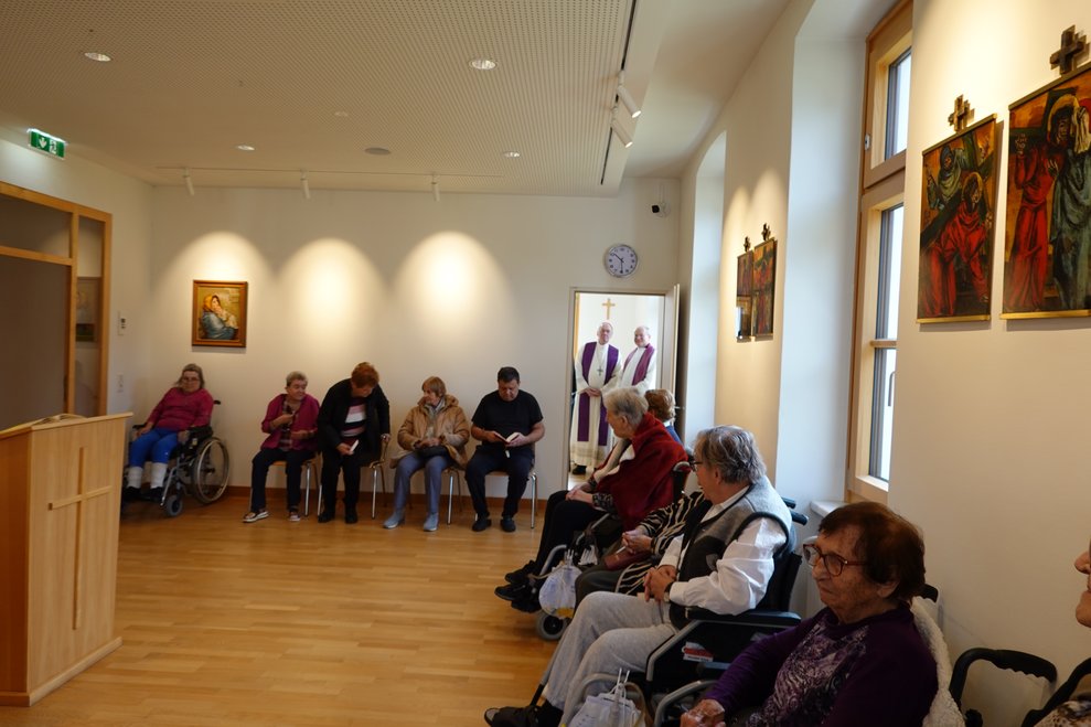 Bewohnerinnen und Bewohner des PBZ Türnitz warten in der hauseigenen Kapelle auf den Bischof und Dechant.