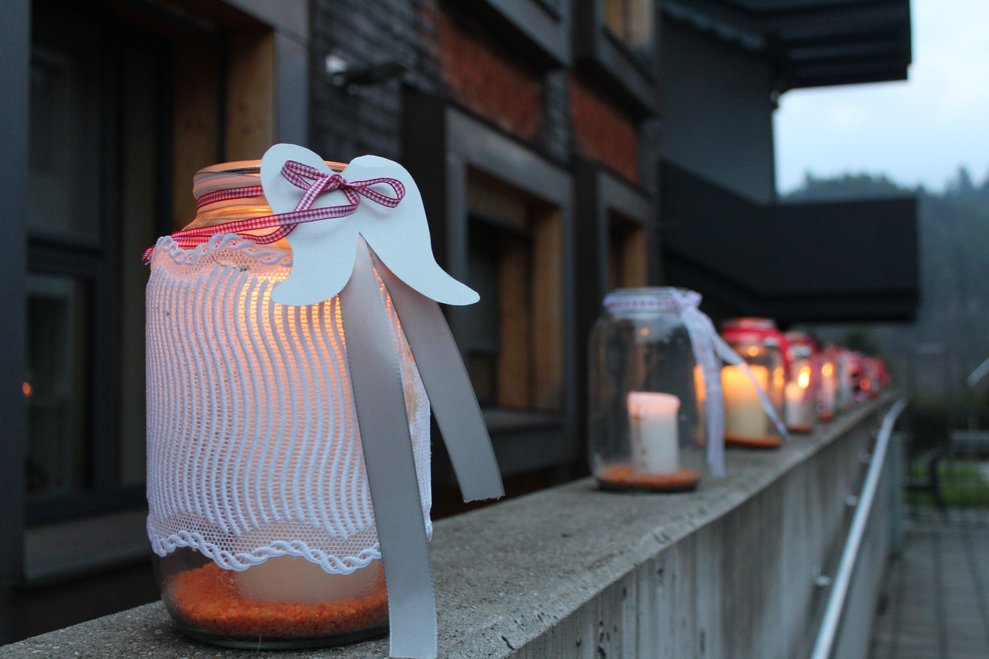 wurde mit selbstgebastelten Laternen gesäumt.