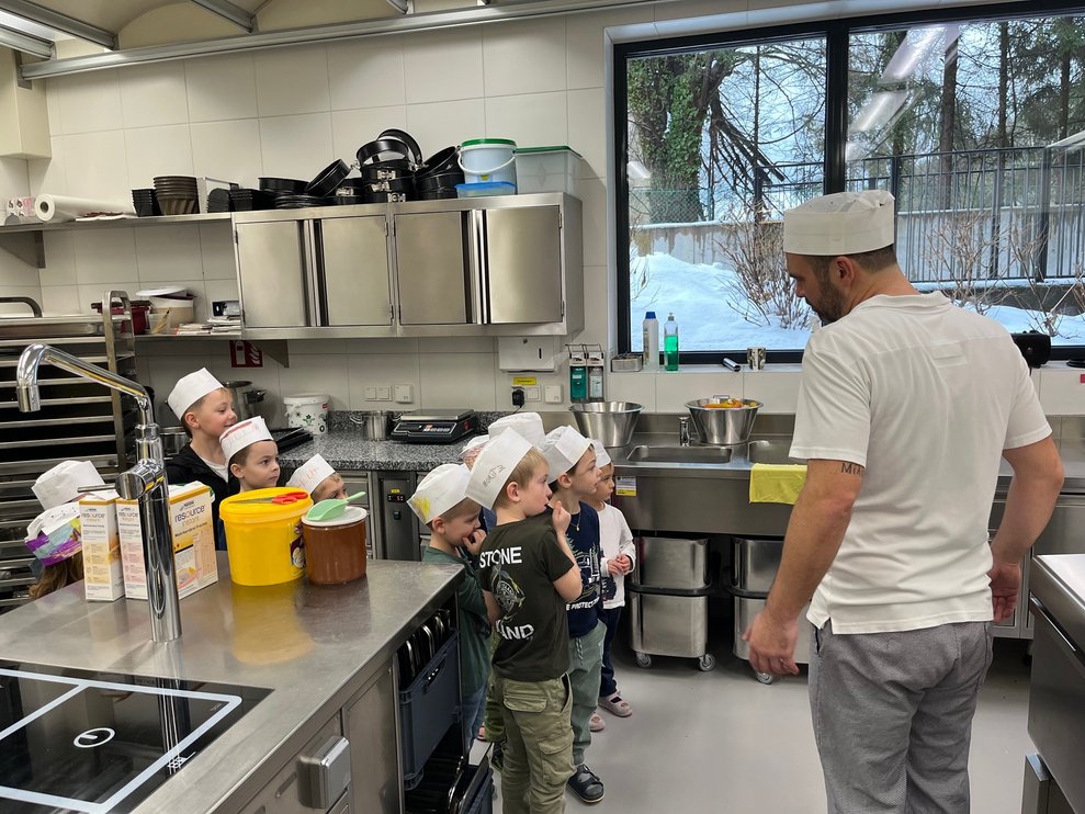 Den Kindern wurden alle Geräte der Küche gezeigt.