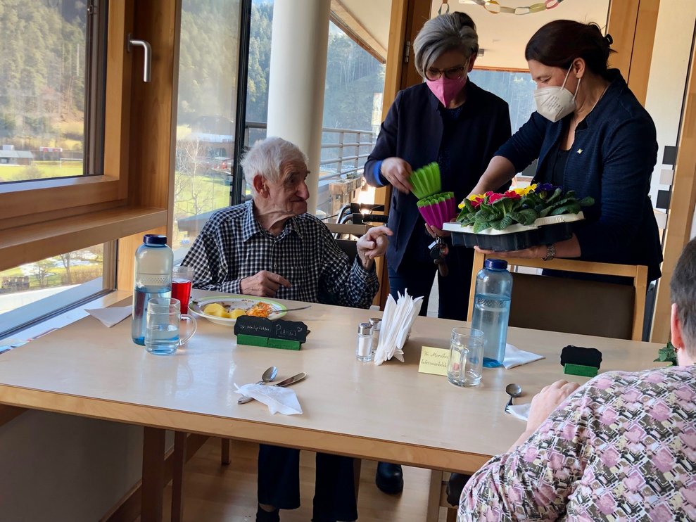 über den bunten Blumengruß.