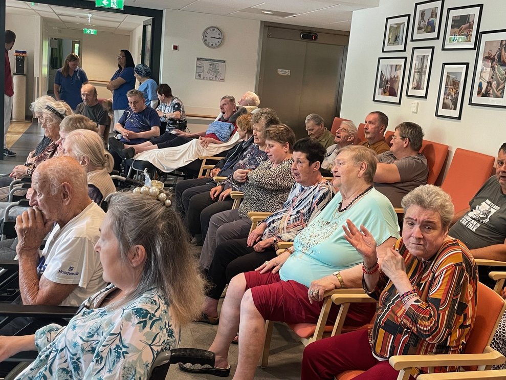 zum Mitsingen und genießen ein. 