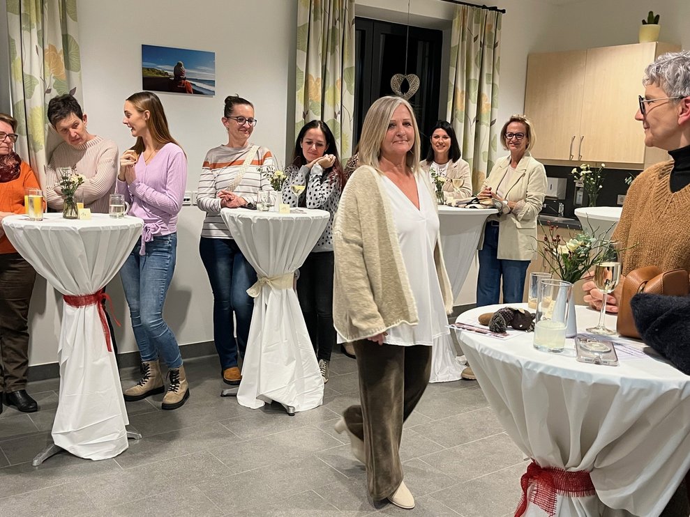 Model präsentiert sich den Gästen