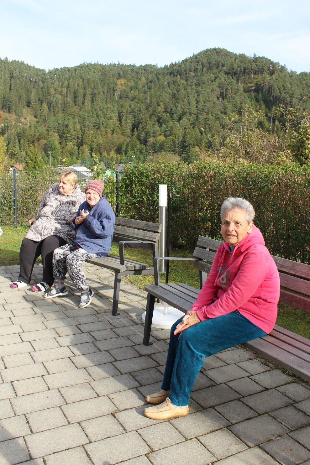 in unserem ruhigen Rosengarten.