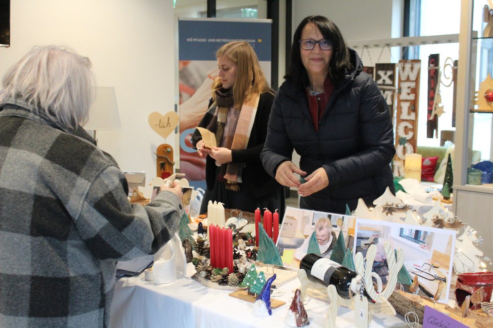 und die gebastelten Weihnachtsdekorationen vor.