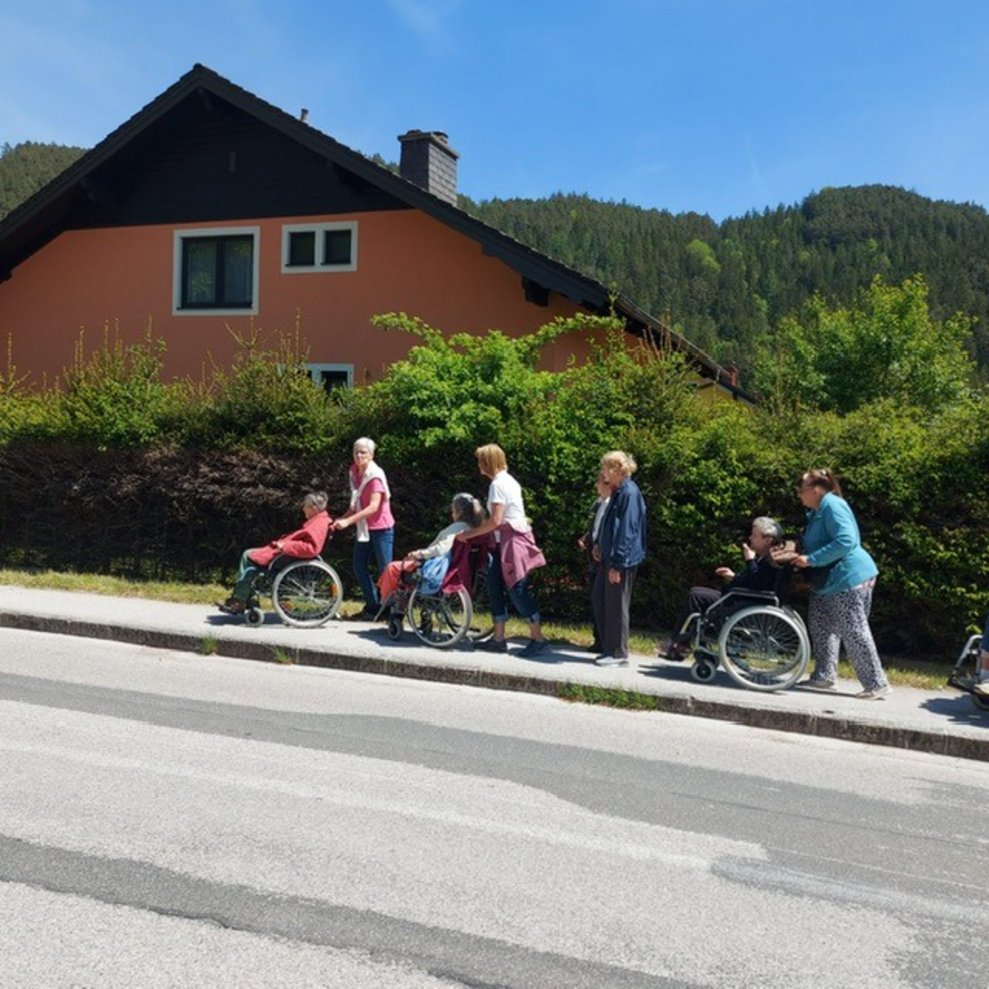 Bei wunderschönem Wetter machten sich unsere Bewohnerinnen und Bewohner...