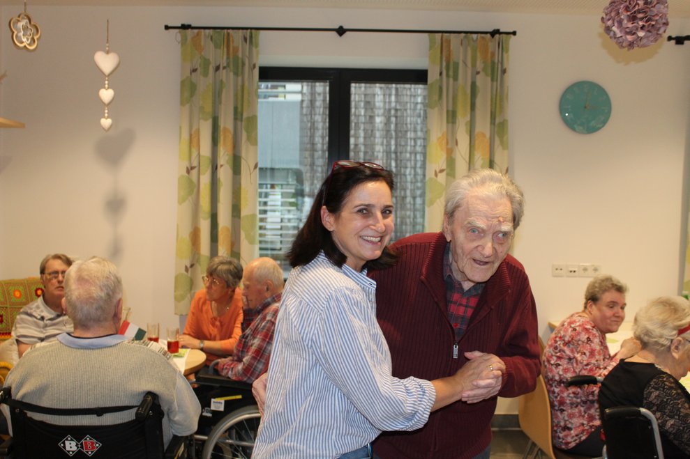 mit unseren Mitarbeiterinnen und Mitarbeitern eine flotte Sohle aufs Parkett.