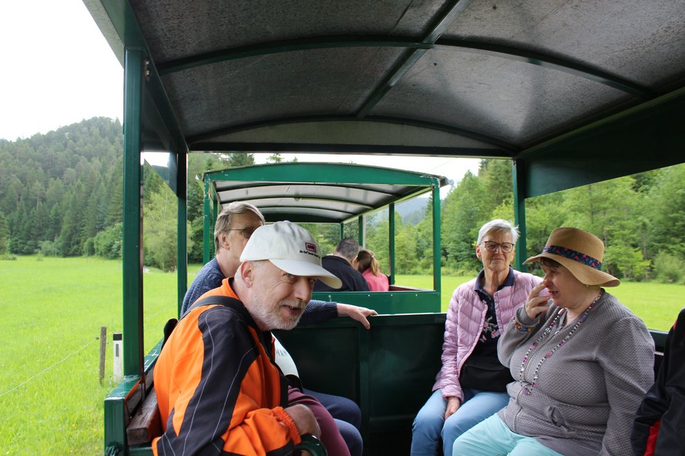 Bewohnerinnen und Bewohner im Bummelzug