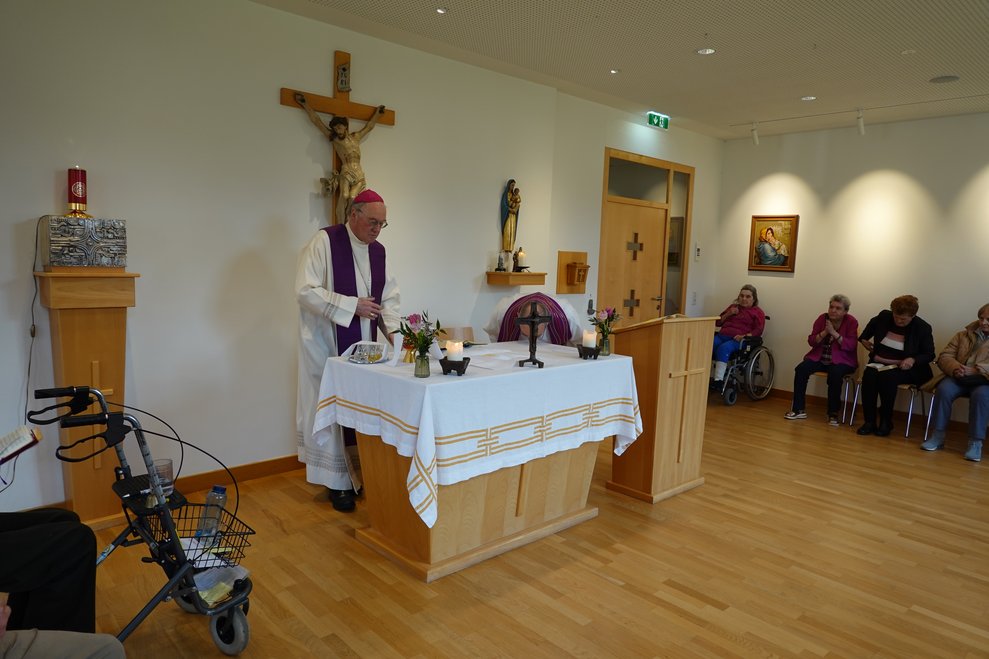Bischof Schwarz und Dechant Pirngruber segnen den Altar.