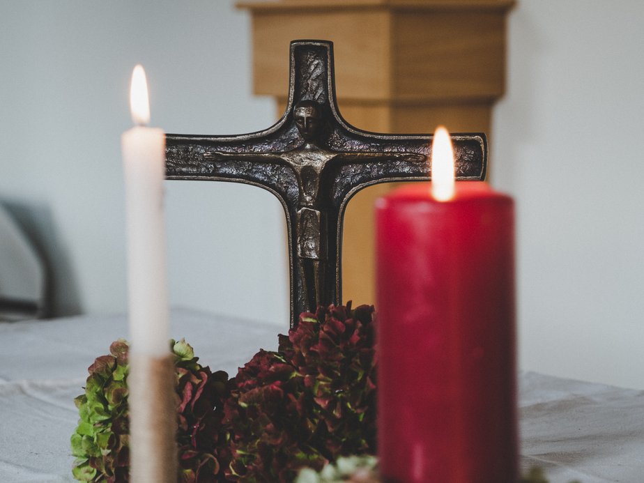 Kreuz und Kerzen.