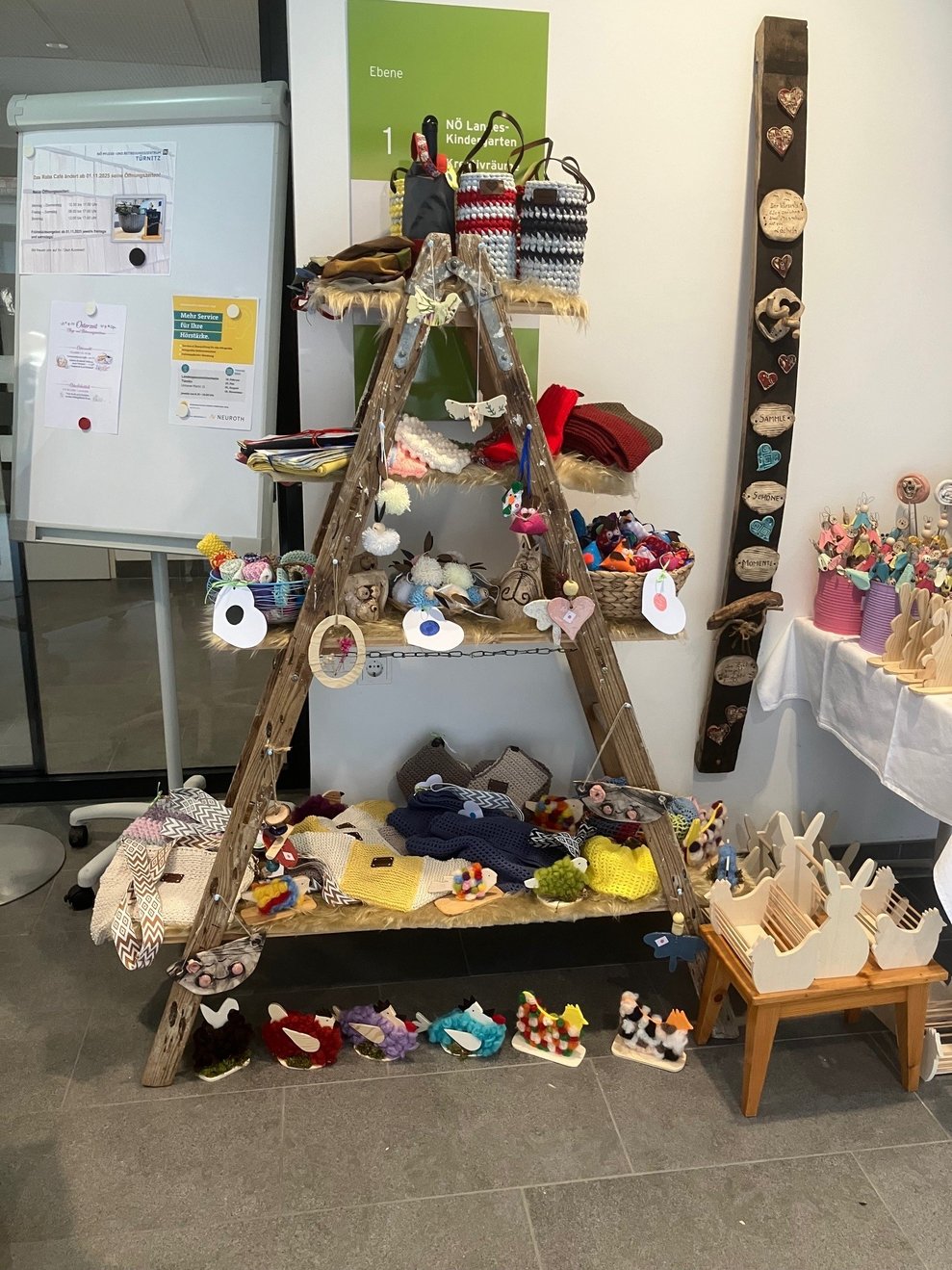 Leiterregal mit Dekoartikeln am Ostermarkt