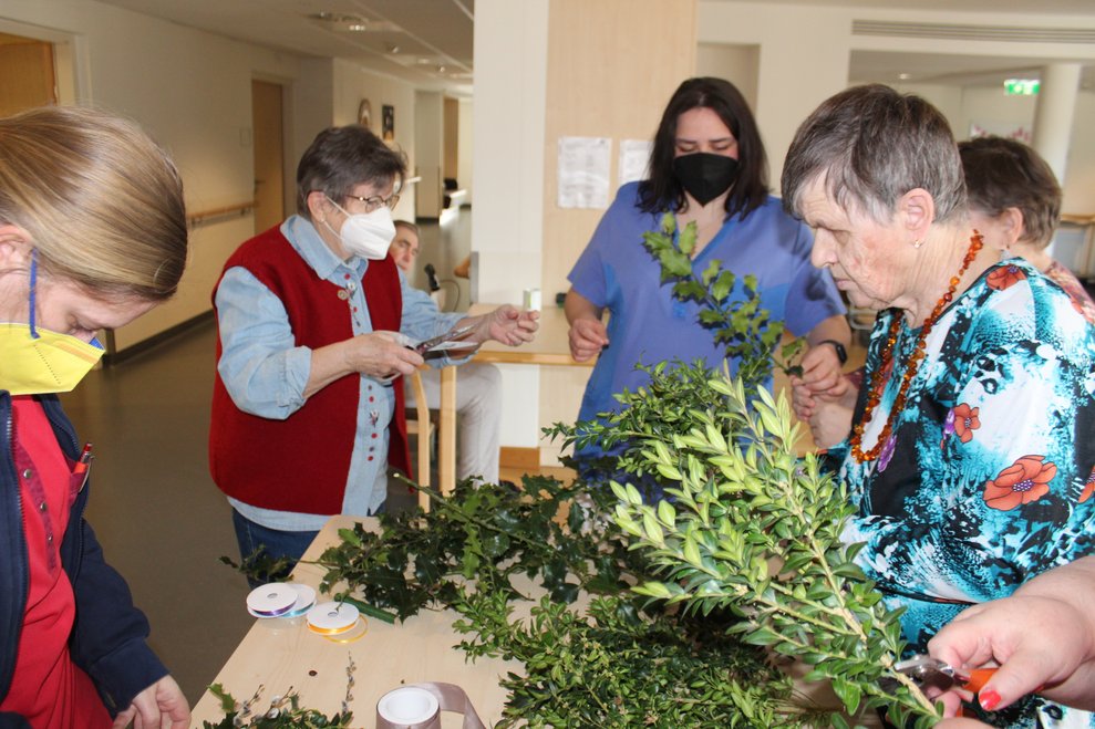 Palmkätzchen, Buchsbaum- und Lorbeerzweigen...