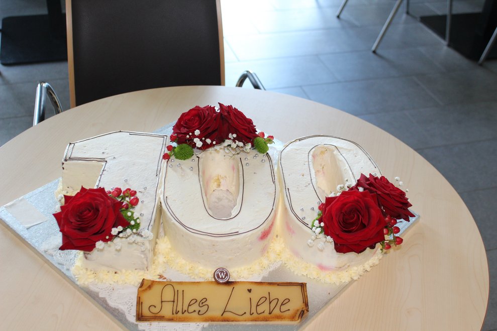Eine Jubiläumstorte darf nicht fehlen.