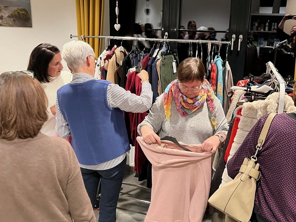 Gäste schauen sich die Mode an 