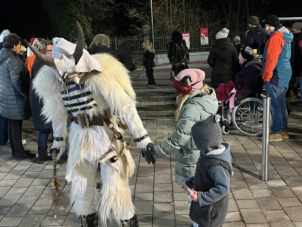 Percht nimmt Kind mit