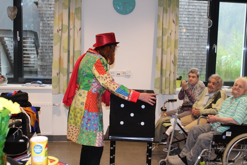 sowie Besucherinnen und Besucher...