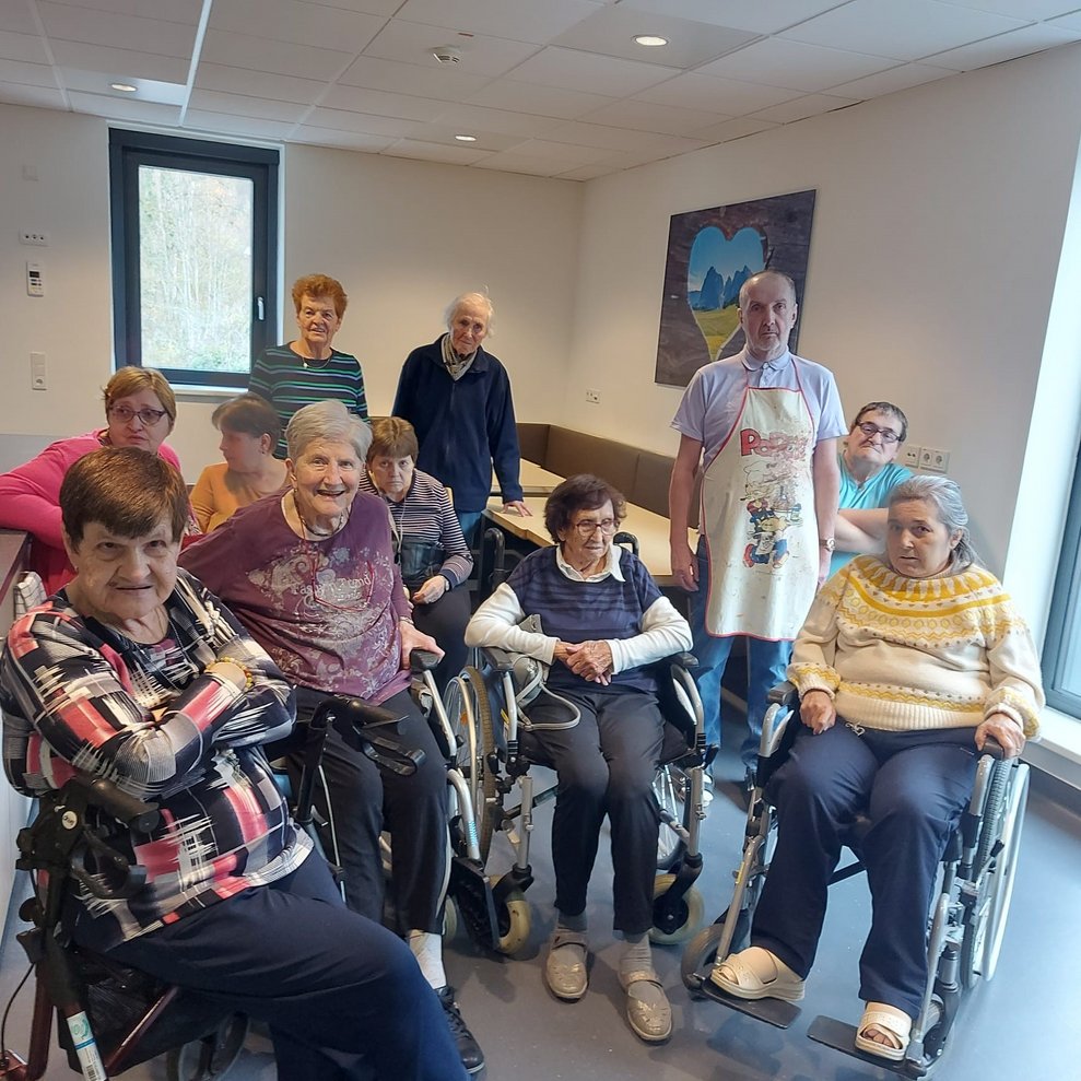 Bewohnerinnen und Bewohner versammeln sich bei den Kindern.