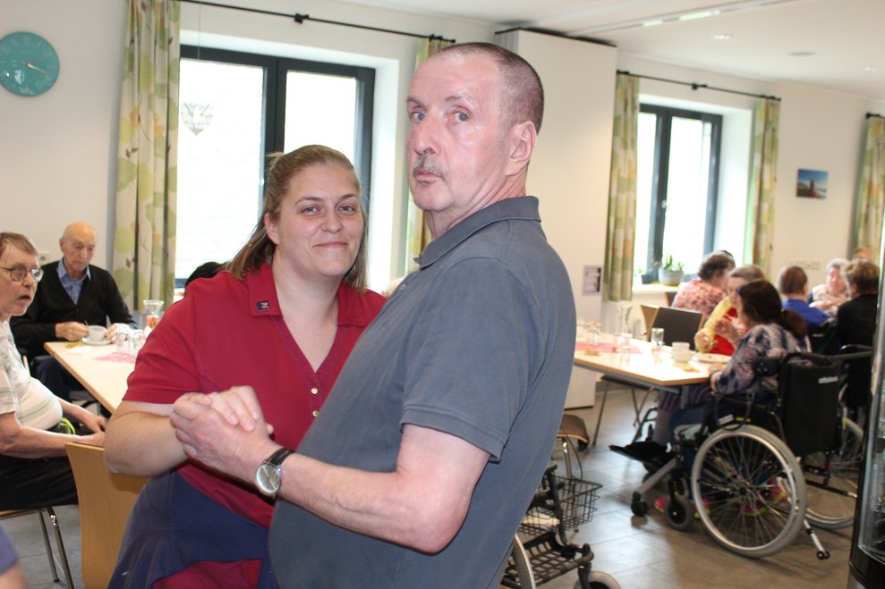 ...auf die Tanzfläche.