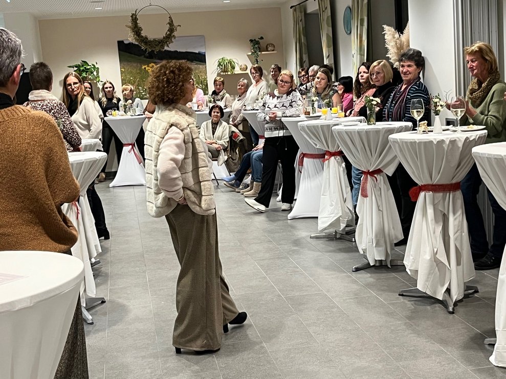 Model präsentiert sich den Gästen