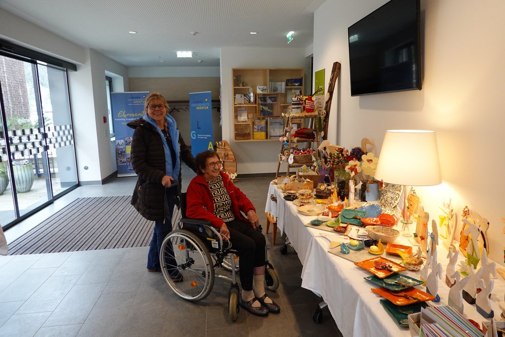 Besucher sehen sich am Ostermarkt um 