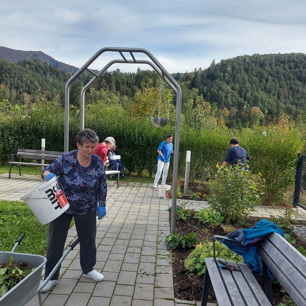 BewohnerInnen mit Blumen