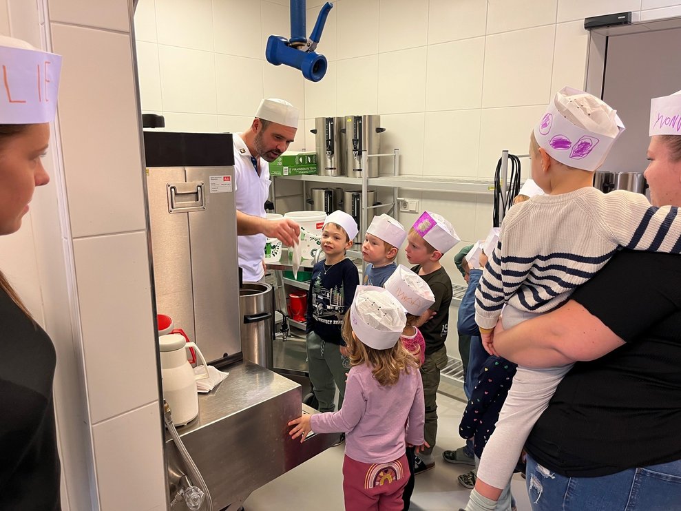 Thomas zeigt einen besonders großen Teebeutel her.