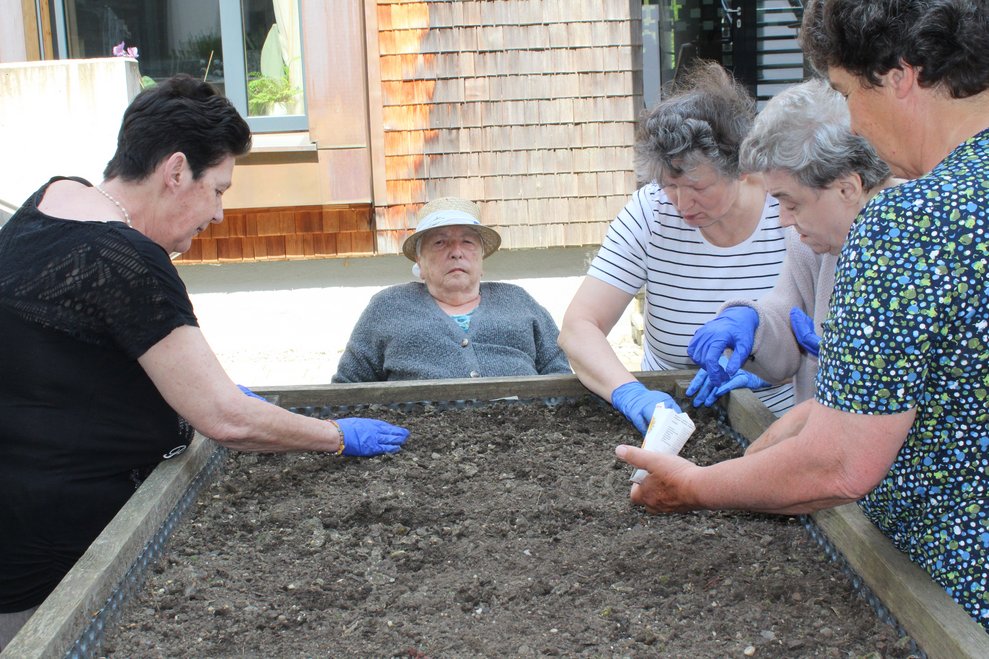 ans Hochbeet und freuten sich wieder etwas gemeinsame Zeit...