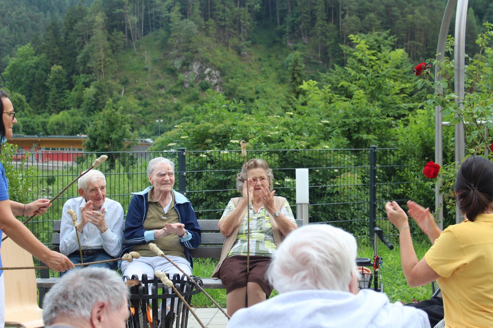 Musikabend im Rosengarten mit Stockbrot
