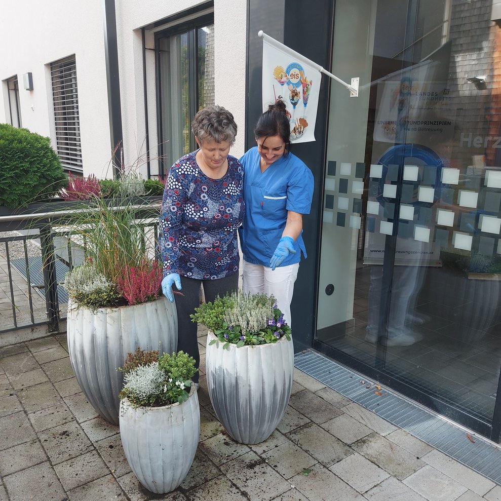 BewohnerInnen mit Blumen